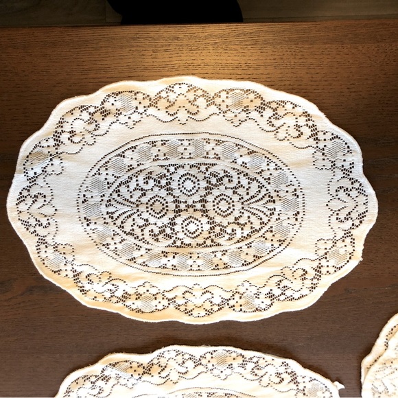 Doily Lace Oval Scalloped Edge Place Mats (4) 17.5" x 12" - Picture 3 of 9